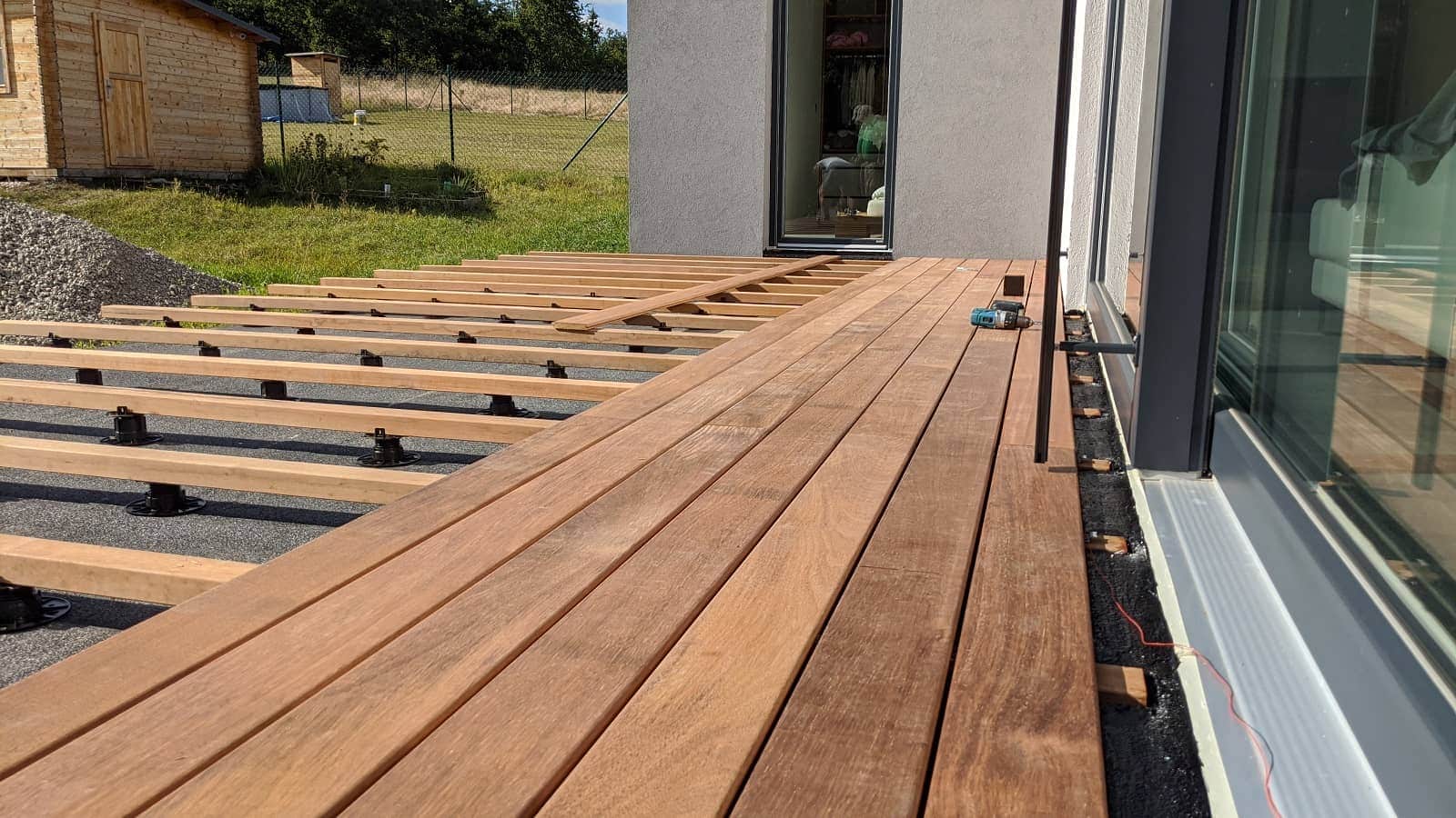 Dřevěná terasa s tlakovou impregnací, vhodná pro venkovní použití, odolná proti povětrnostním vlivům a dlouhodobě chráněná př.