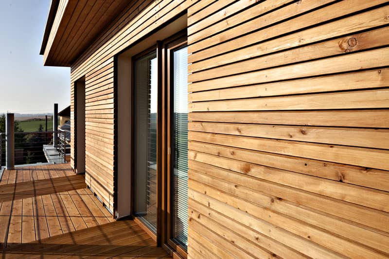 Dřevěná fasáda s tlakovou impregnací na moderním domě.