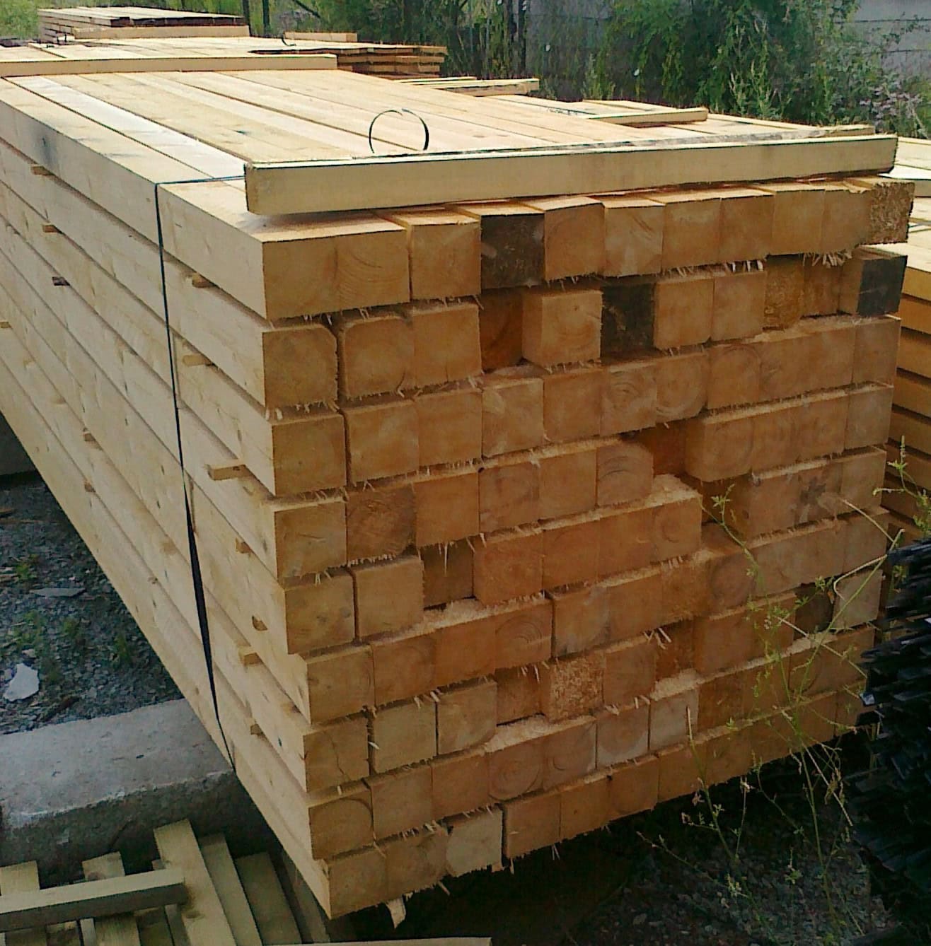 Hranol ze smrkového dřeva s tlakovou impregnací, vhodný pro stavební konstrukce a terasy.