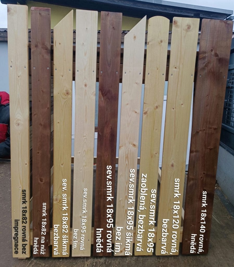 Plot s tlakovou impregnací z dřeva, vhodný pro zahradní oplocení, odolný vůči povětrnostním vlivům a dlouhodobé ochraně dřeva.