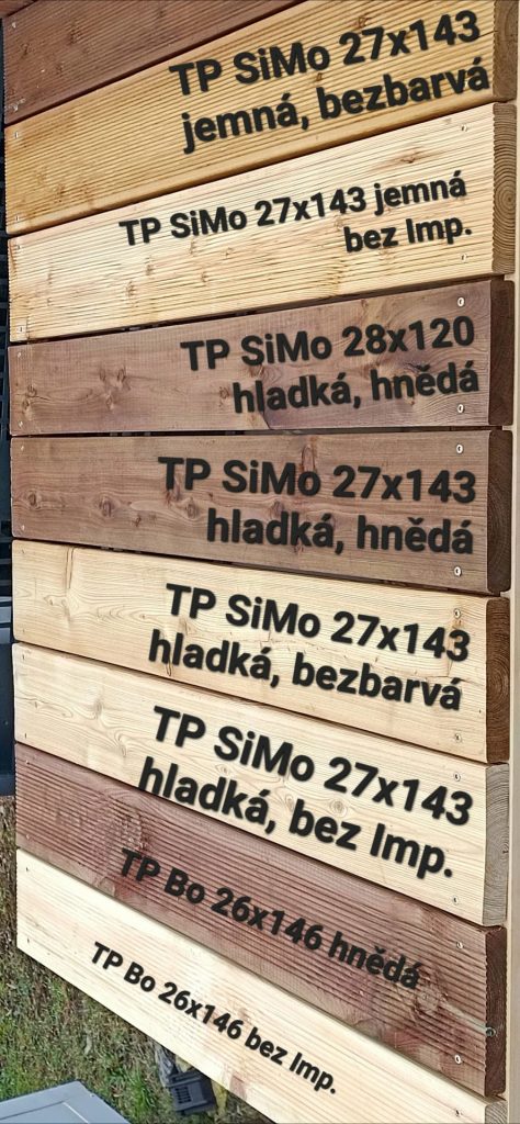 Dřevo s tlakovou impregnací, různé rozměry a povrchové úpravy, odolné a vhodné pro venkovní použití.