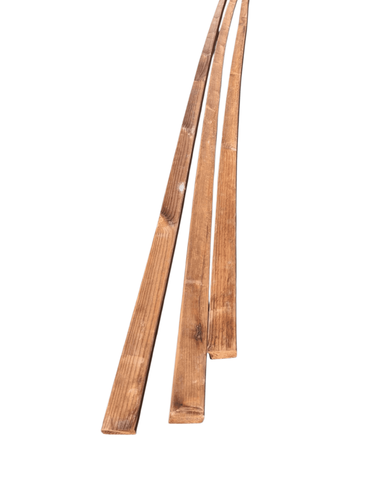 Prkna z smrku s tlakovou impregnací, vhodná pro venkovní i vnitřní použití, odolná proti vlhkosti a povětrnostním vlivům.