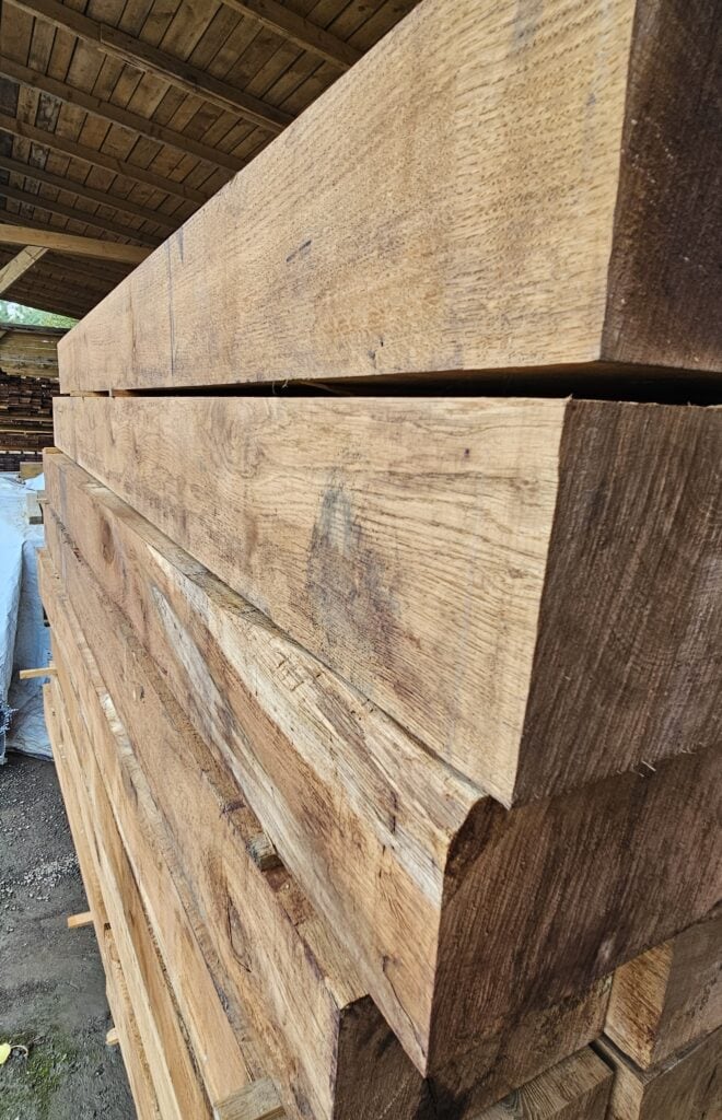 Terasová prkna z evropského modřínu s tlakovou impregnací, vhodná pro venkovní terasy a zahradní posezení.