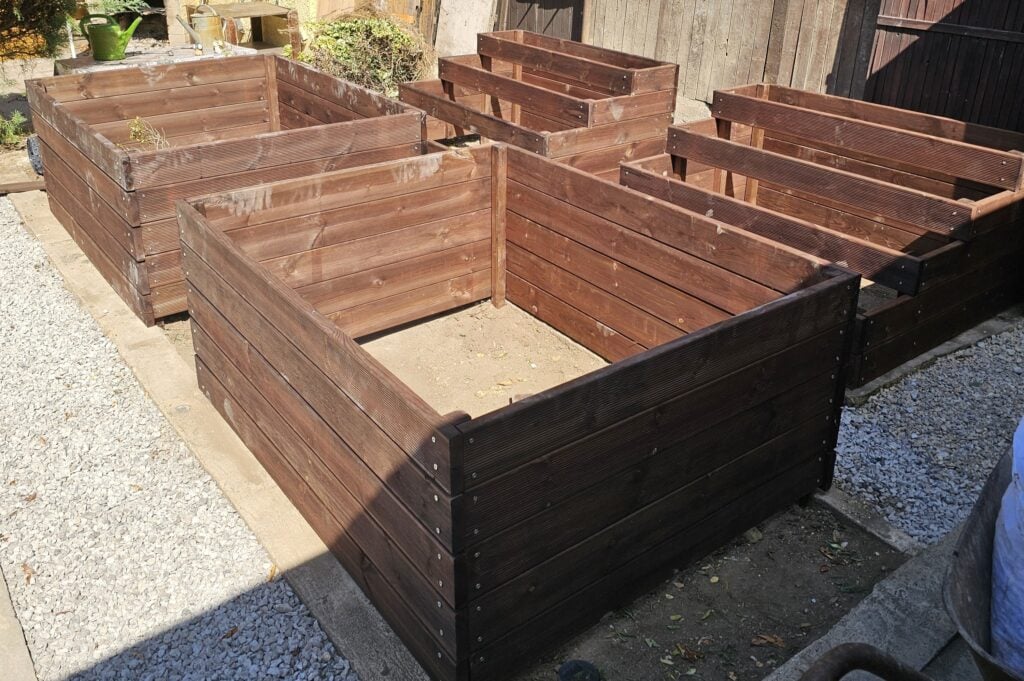 Vyvýšené záhony, severská borovice, hnědá tlaková impregnace