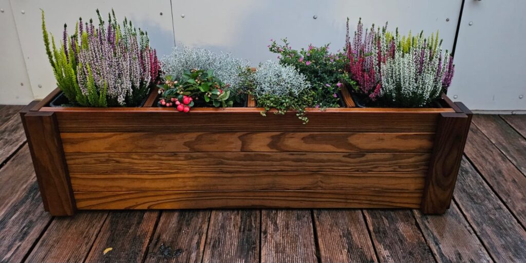 Dřevěný truhlík, na 4 květináče, s tlakovou impregnací hnědou