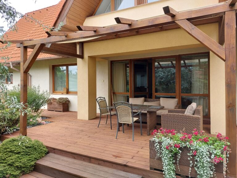 Tlaková impregnace dřeva zajišťuje dlouhodobou ochranu před povětrnostními vlivy.